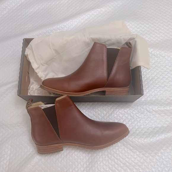 Nisolo Eva Everyday Chelsea Boots - Picture 1 of 4